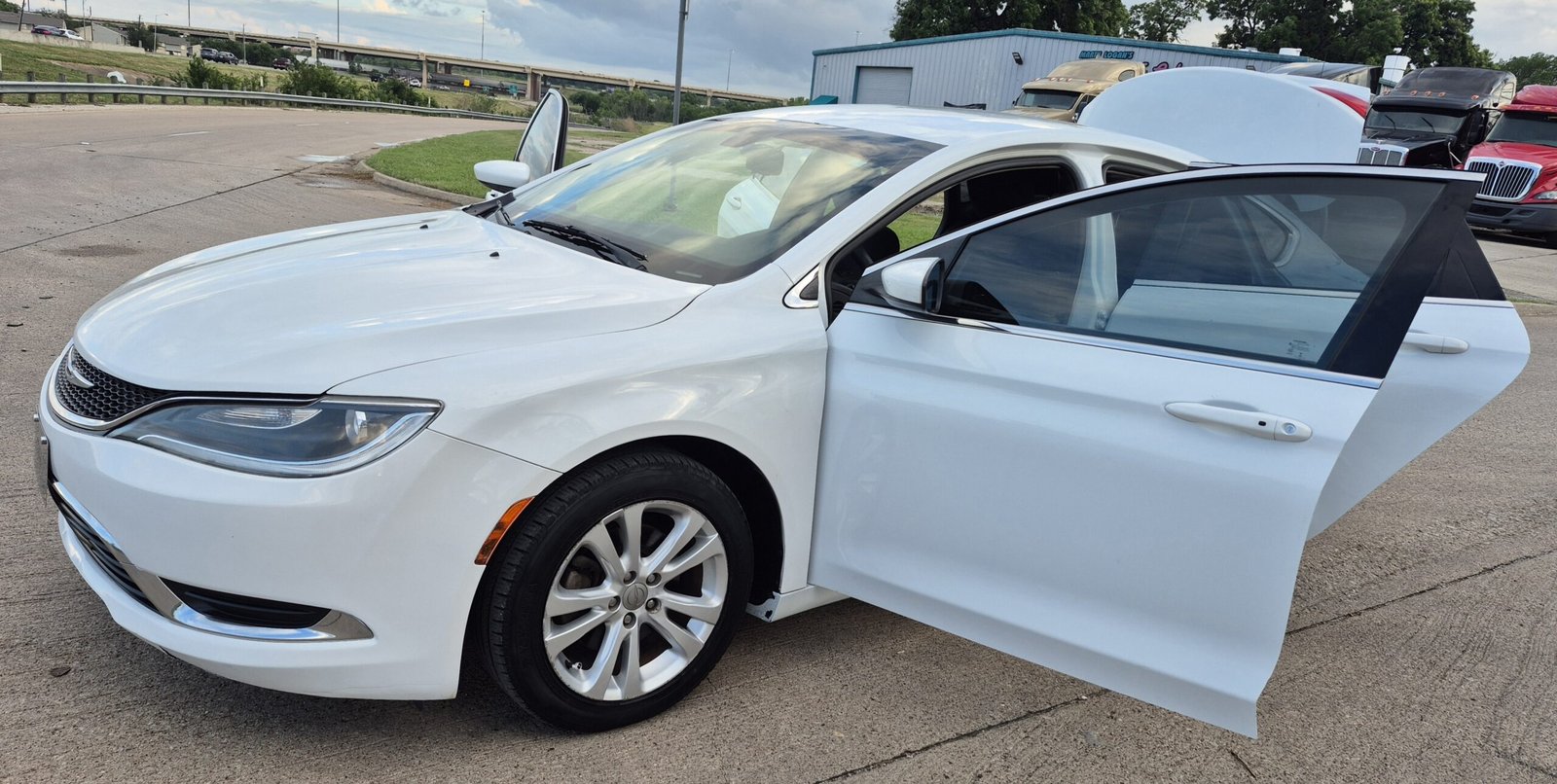 2015 Chrysler 200 limited Sedan 4D - Image 8